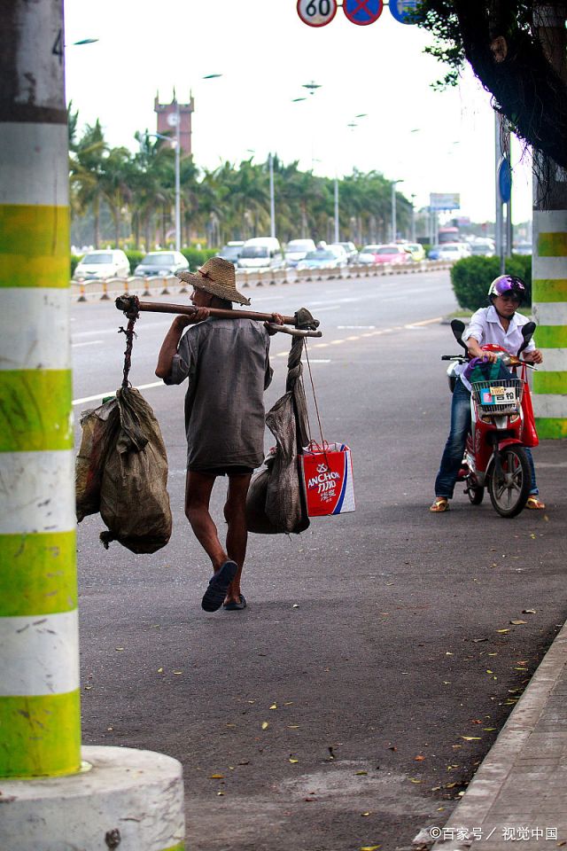 图为一对姐妹在海边看日出的背影.